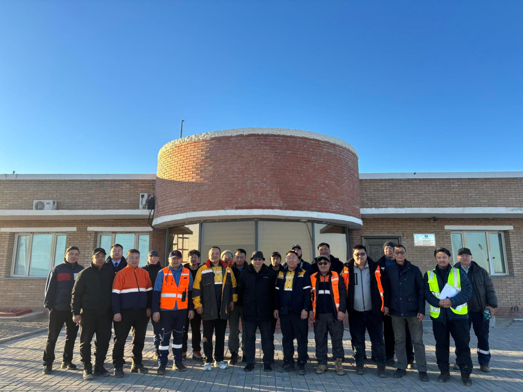 Зам тээврийн яамаас томилсон ажлын хэсэг 2025 оны 3-р сарын 19-20-ны өдрүүдэд “Монголын төмөр зам” ТӨХК-ийн Зүүнбаян – Тавантолгойн төмөр зам дахь Борхошуу зөрлөгт ажиллав.